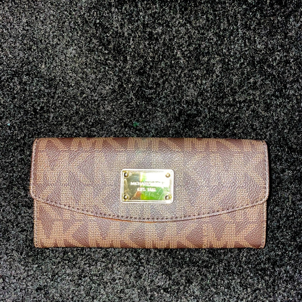 Used excellent condition Michael Kors wallet multi pocket